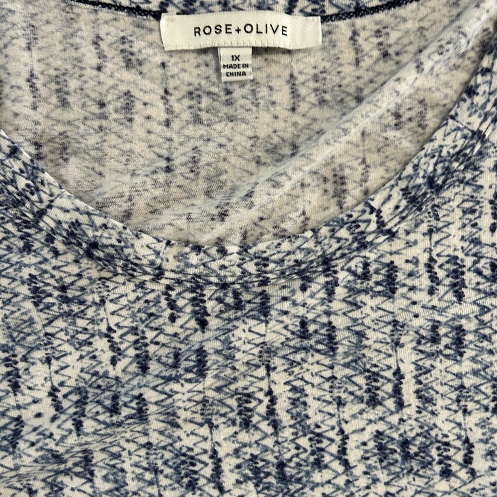 $5 Rose & Olive Women’s Blue and White Pattern Long Sleeve Top Size 1X - Picture 2 of 10